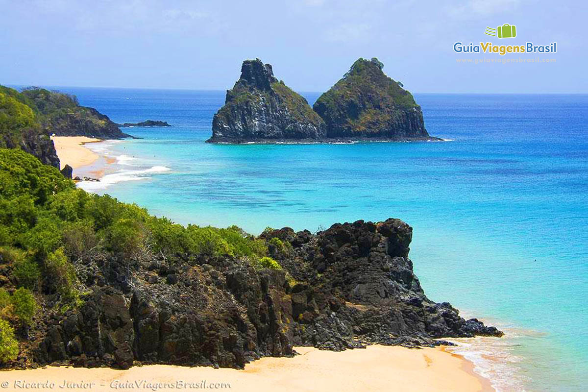 Imagem da pedra que divide a Praia do Boldro e o Morro Dois Irmãos, em Fernando de Noronha, Pernambuco, Brasil.